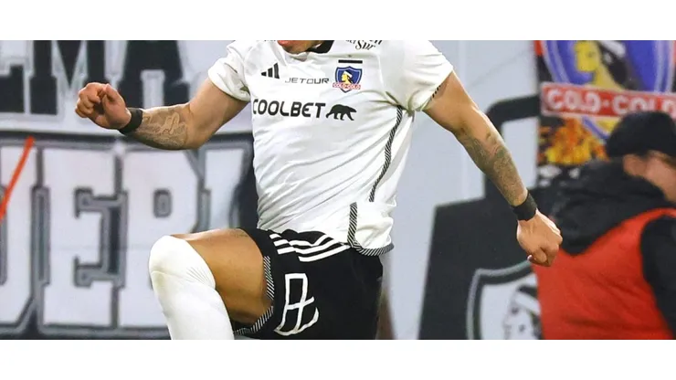 Futbol, Colo Colo vs Coquimbo Unido. Fecha 20, Campeonato Nacional 2024. El jugador de Colo Colo Carlos Palacios, izquierda , juega el balon contra Coquimbo Unido durante el partido de primera division disputado en el estadio Monumental en Santiago, Chile. 16/08/2024 Marcelo Hernandez/Photosport Football, Colo Colo vs Coquimbo Unido. 20 th turn, 2024 National Championship. Colo Colo's player Carlos Palacios, left , play the ball against Coquimbo Unido during the first division match held at the Monumental stadium in Santiago, Chile. 16/08/2024 Marcelo Hernandez/Photosport