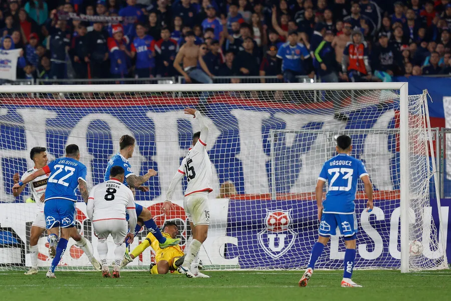 En los descuentos, Calderón le dio el triunfo a la U ante Copiapó (Photosport)
