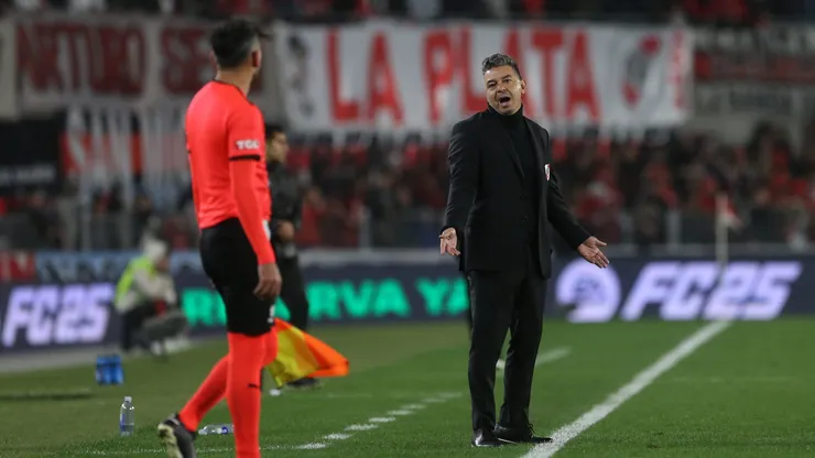 BUENOS AIRES, ARGENTINA - AUGUST 21: Head Coach Marcelo Gallardo of River Plate talks with a linesman during the Copa CONMEBOL Libertadores 2024 round of 16 second leg match between River Plate and Talleres at Estadio Más Monumental Antonio Vespucio Liberti on August 21, 2024 in Buenos Aires, Argentina. (Photo by Daniel Jayo/Getty Images)