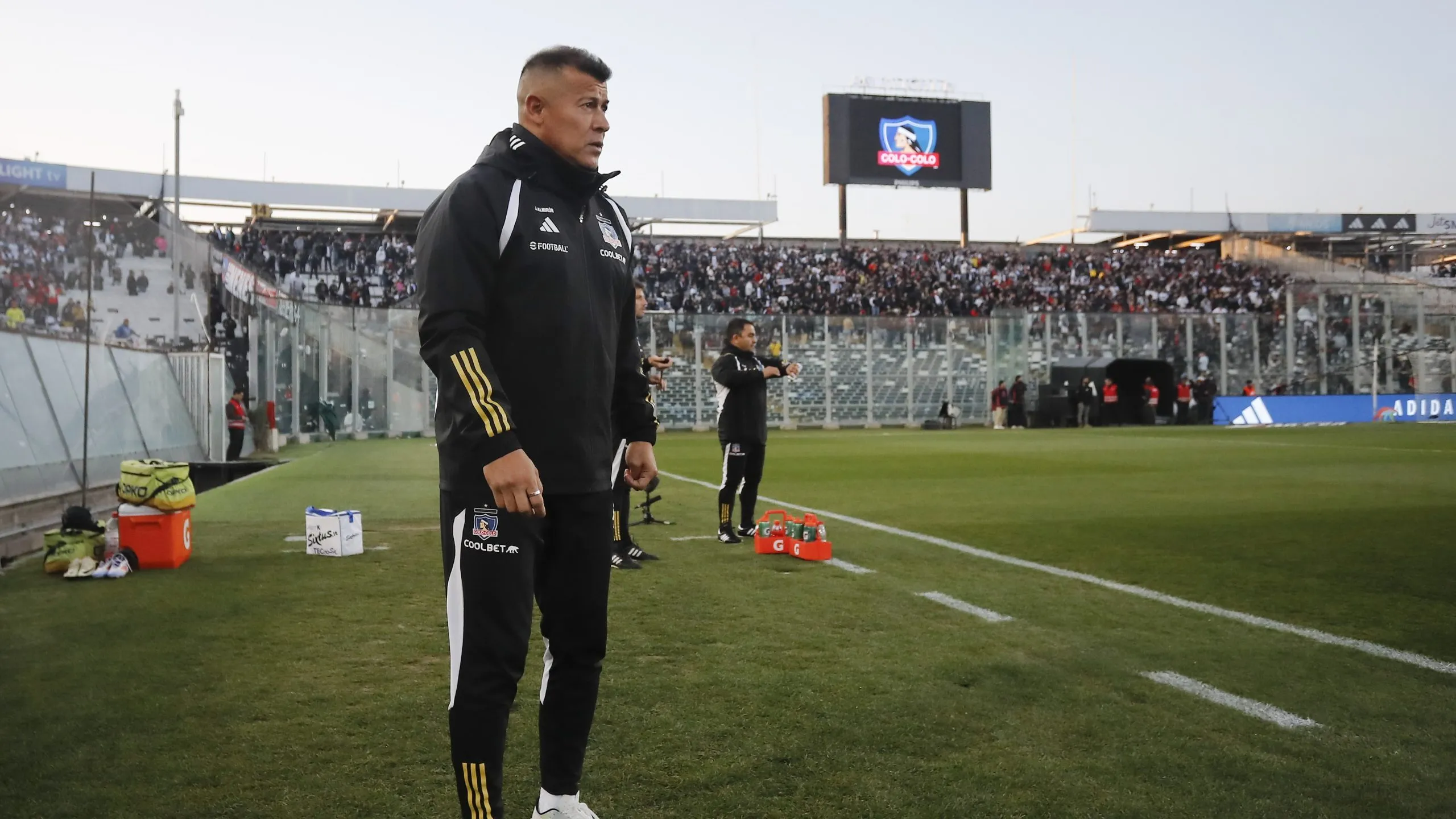 Almirón saca cuentas alegres en su paso por el Popular | FOTO: Felipe Zanca /Photosport