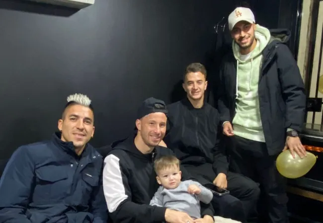 Leandro Fernández inauguró el local junto a sus compañeros de Universidad de Chile.