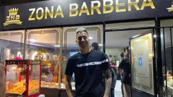 Leandro Fernández inauguró su barbería. Invitó a Arturo Vidal.