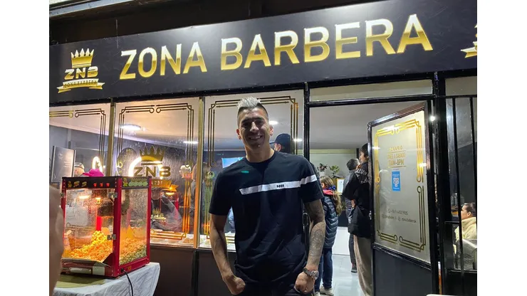 Leandro Fernández inauguró su barbería. Invitó a Arturo Vidal.
