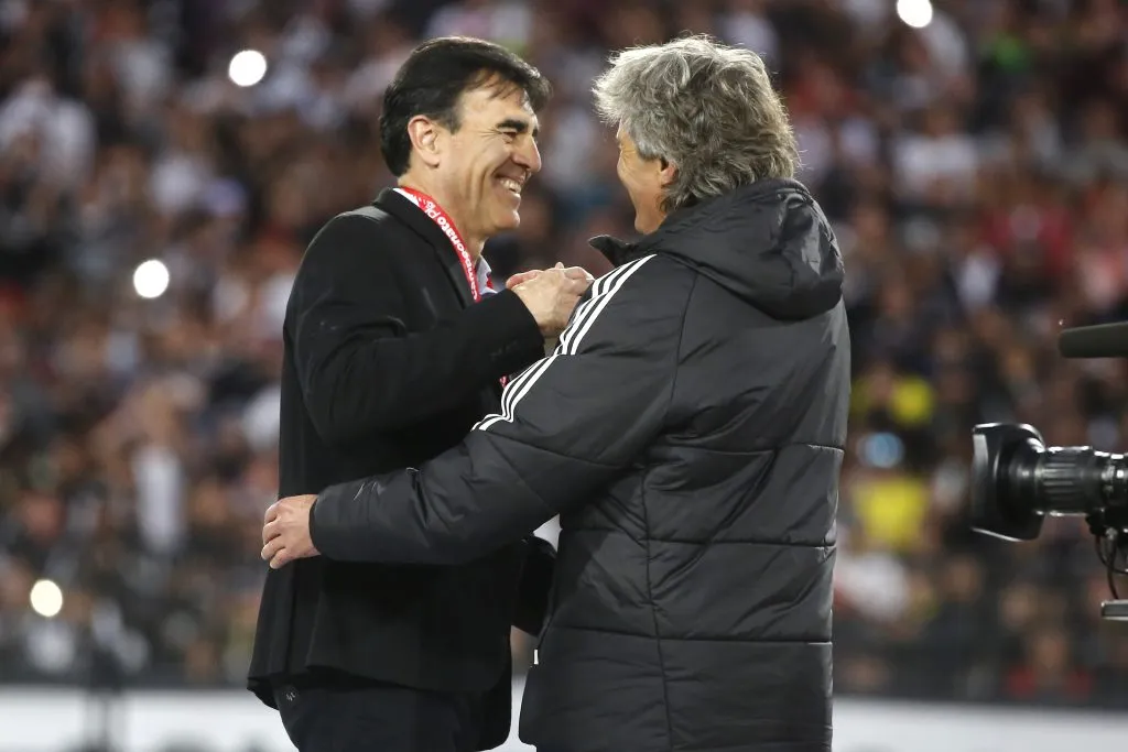 Daniel Morón junto a Gustavo Quinteros tras la obtención del Campeonato Nacional 2022. (Foto: Jonnathan Oyarzún/Photosport)