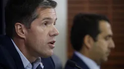 Michael Clark reaccionó ante el frustrado cambio de número de Charles Aránguiz.