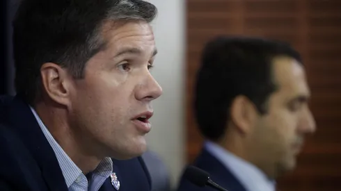 Michael Clark reaccionó ante el frustrado cambio de número de Charles Aránguiz.