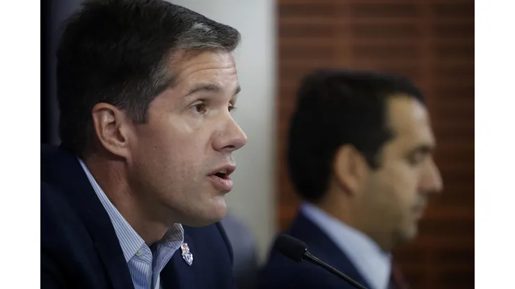 Michael Clark reaccionó ante el frustrado cambio de número de Charles Aránguiz.