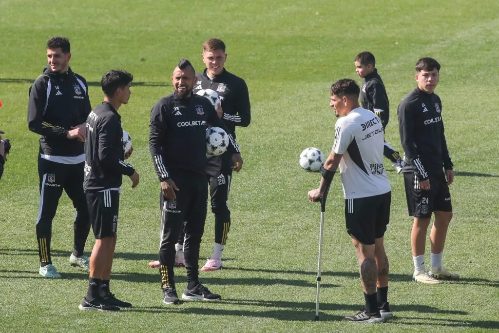 Alan Saldivia con muletas en el arengazo de Colo Colo previo al Superclásico. (Foto: Jonnathan Oyarzún/Photosport)
