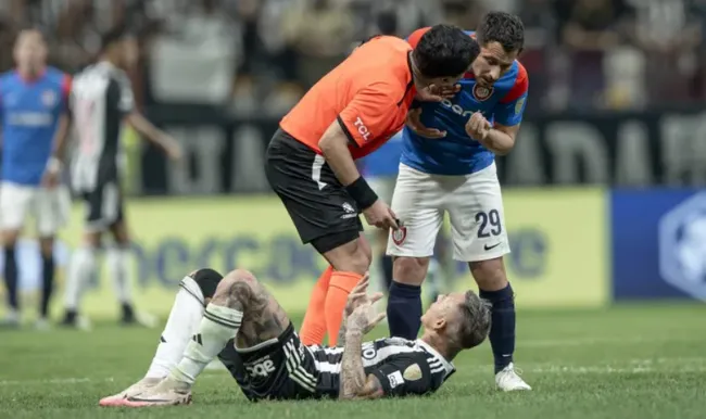 Vargas junto a González en pleno duelo por la Copa Libertadores | FOTO: Pedro Souza / Atletico