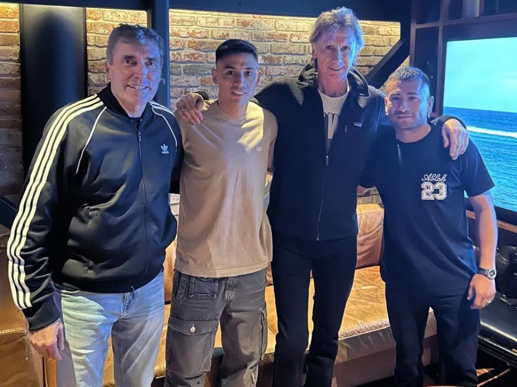 Ricardo Gareca en la visita a Clauduo Baeza y Jean Meneses en Toluca, México. (Foto: @LaRoja)