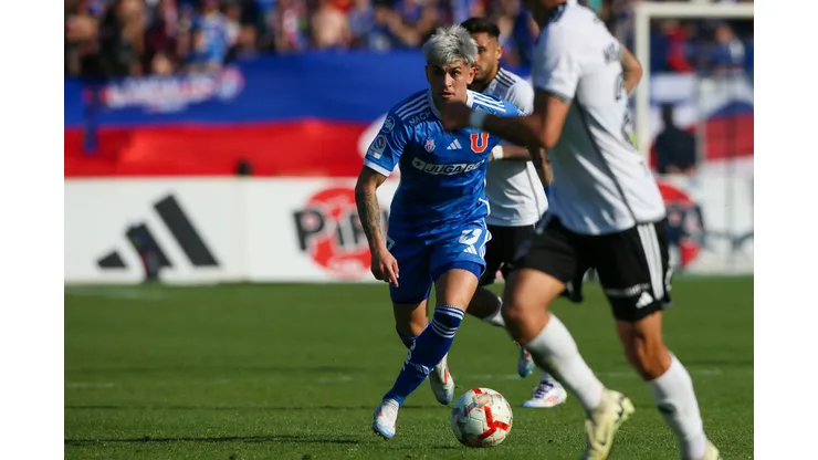 Maximiliano Guerrero en el duelo entre Universidad de Chile y Colo Colo.
