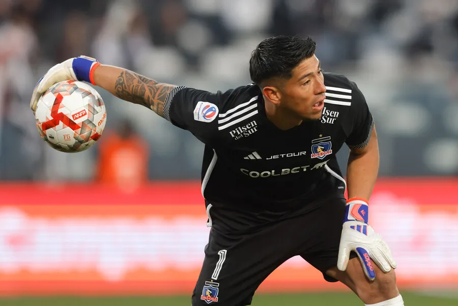 Cóndor Rojas se la juega por Brayan Cortés. | Foto: Photosport