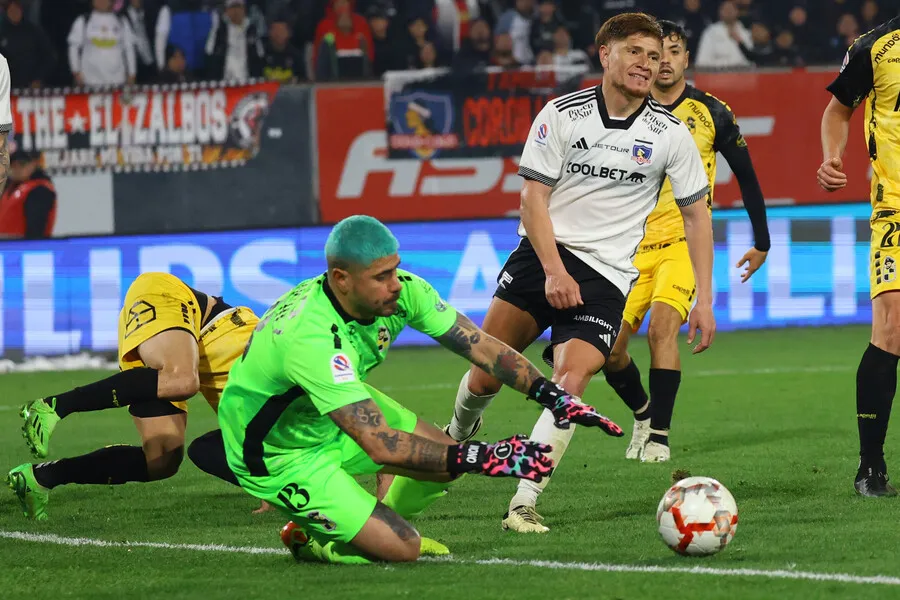 Peric se la juega por Leo Gil. | Foto: Photosport