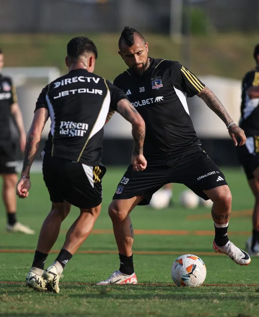 Arturo Vidal entrenó con los titulares en la última práctica de Colo Colo en Barranquilla. (Foto: @ColoColo)