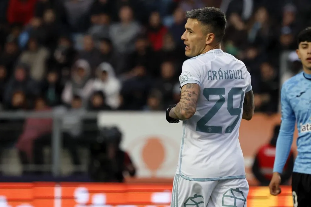 Charles Aránguiz no podrá cambiar su número en Universidad de Chile.