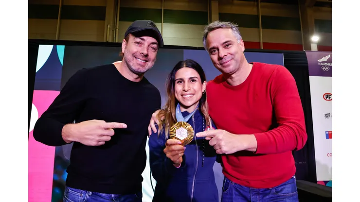 Nicolás Massú, Francisca Crovetto y Fernando González se toman histórica fotografía. (Foto: Ministerio del Deporte)
