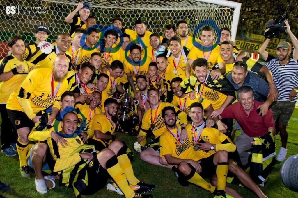 La foto donde aparecen los cinco azules celebrando por Peñarol (Archivo)