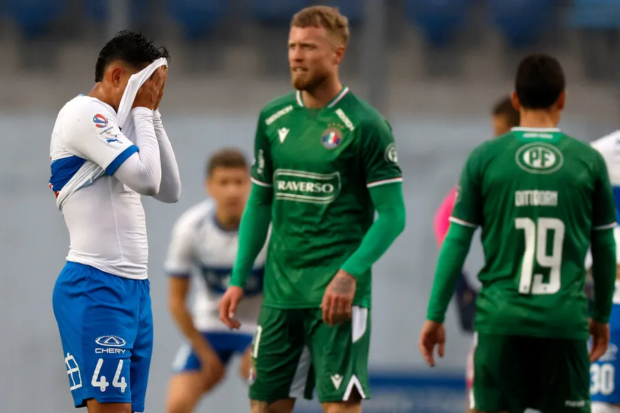 Mauricio Israel sin piedad contra la UC. | Foto: Photosport