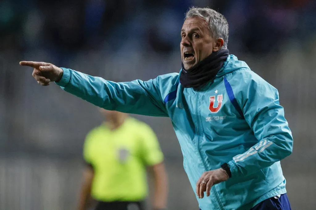 El DT de Universidad de Chile deberá encontrar un reemplazo para Leandro Fernández.