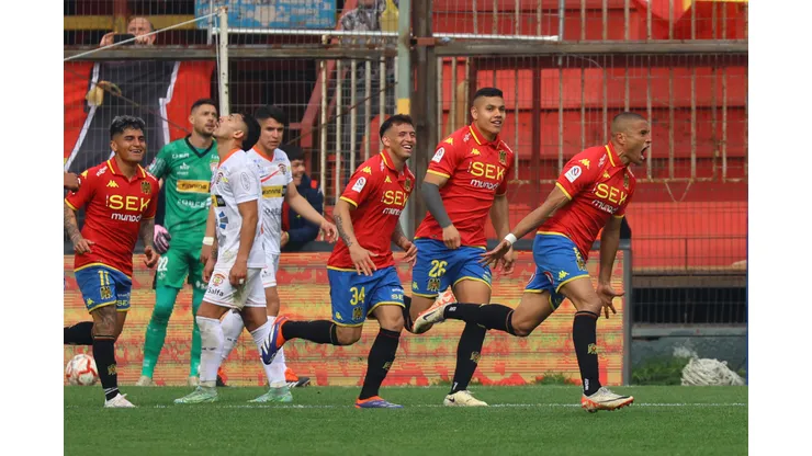 Unión Española goleó a Cobreloa en Santa Laura.