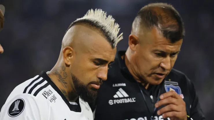 Jorge Almirón espera por Arturo Vidal. (Foto: Marcelo Hernández/Photosport)