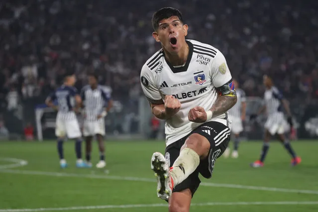 Pavez es elogiado por el ‘Mago’ | Foto: Photosport