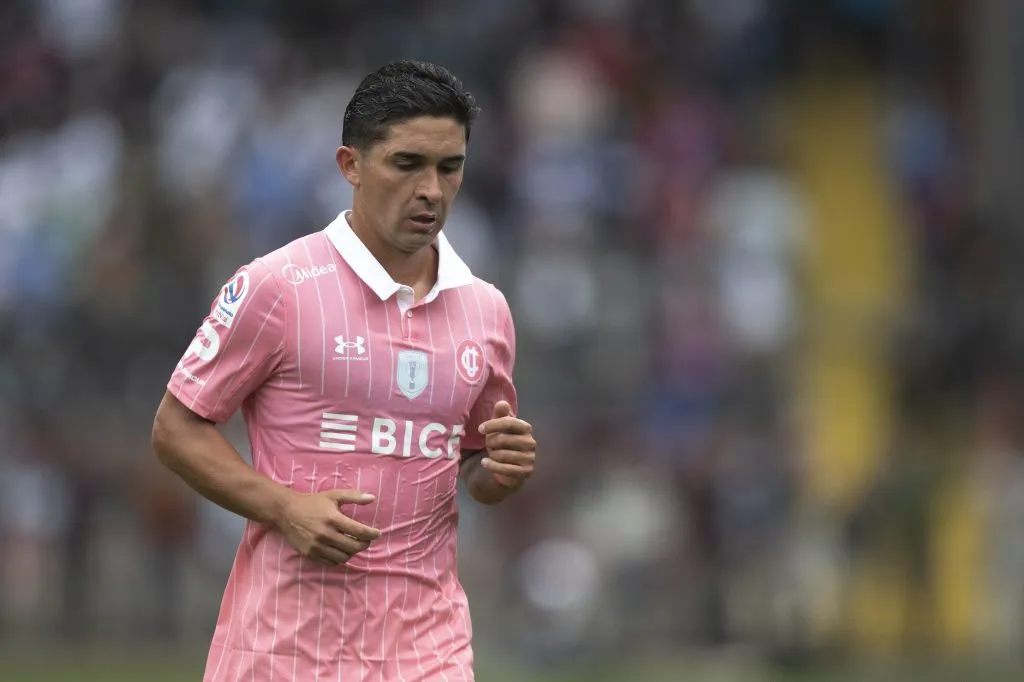 Felipe Gutiérrez vistiendo la camiseta de la UC | FOTO: Javier Vergara/PHOTOSPORT