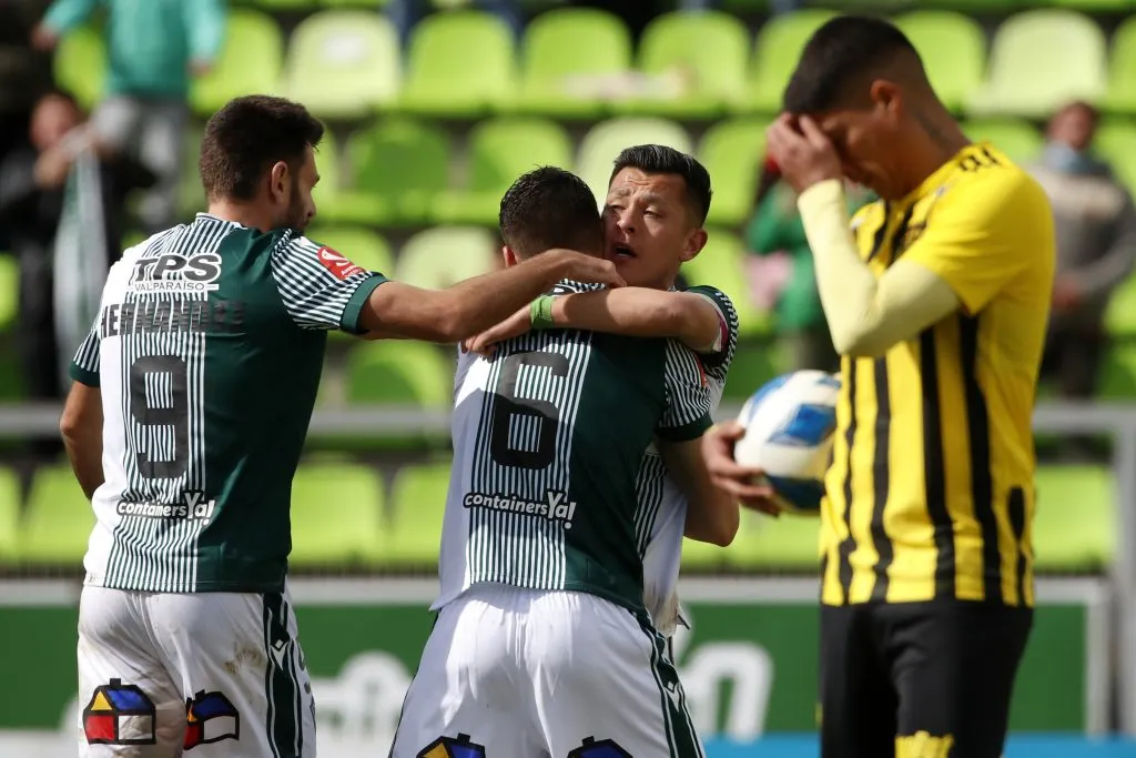 Lucas Cepeda celebra con Carlos Munoz su gol contra Arturo Fernandez Vial | FOTO: Andres Pina/Photosport