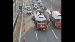 Hinchas de Colo Colo se hacen virales por llegar en tranvías al Estadio Monumental. (Foto: Captura)