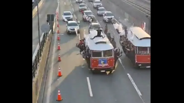 Hinchas de Colo Colo se hacen virales por llegar en tranvías al Estadio Monumental. (Foto: Captura)