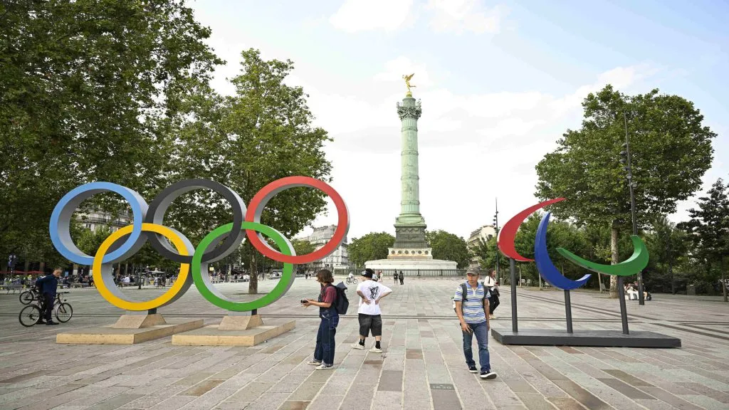 Los anillos de los Juegos Olímpicos y los agitos de los Juegos Paralímpicos, juntos, en París 2024. (Imago)