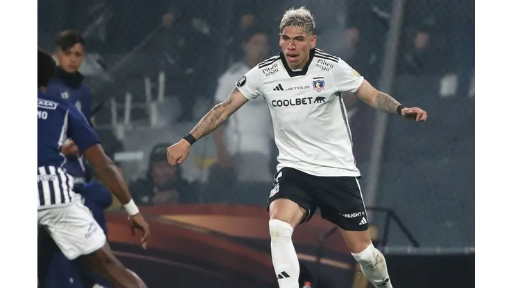 Carlos Palacios se habría ausentado de la práctica de este viernes en Colo Colo