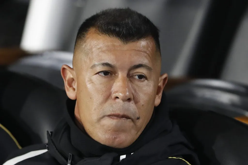 Jorge Almirón explica que Arturo Vidal decidió cuidarse para el próximo partido tras sentir una molestia. (Foto: Photosport)