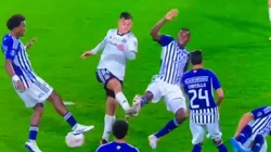 Vicente Pizarro recibe infracción, pero el árbitro no sanciona penal. (Foto: Captura)