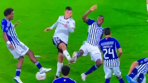 Vicente Pizarro recibe infracción, pero el árbitro no sanciona penal. (Foto: Captura)