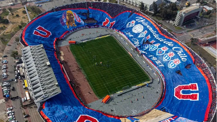 El jugador de la U que quedó en éxtasis con la bandera gigante