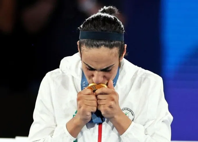 Imane Khelif recibiendo orgullosamente la presea dorada en París 2024