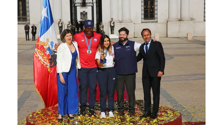 Presidente Boric, junto al ministro del Deporte, Jaime Pizarro y la subsecretaria, Antonia Illanes recibieron a Francisca Crovetto y Yasmani Acosta en La Moneda. (Foto: Photosport)