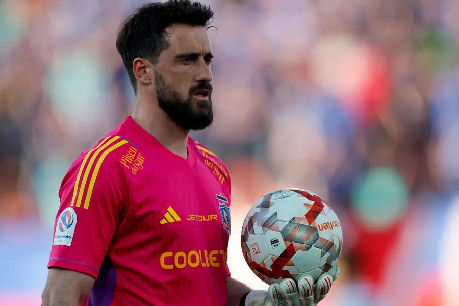 Cóndor Rojas se la juega por De Paul para atajar ante Junior de Barranquilla. | Foto: Photosport