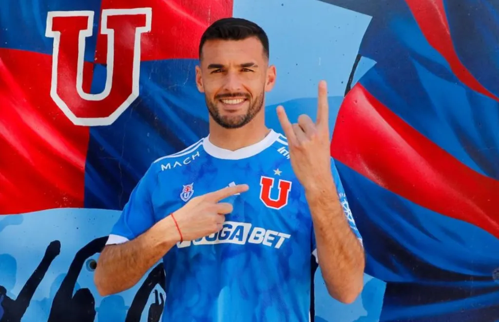 Formiliano posando con la camiseta del Chuncho | FOTO: Universidad de Chile