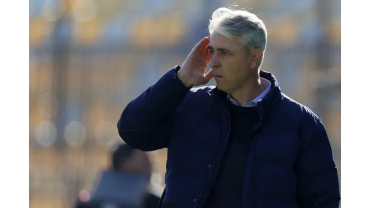 Tiago Nunes asegura que buscó una segunda amarilla para Tomás Asta-Buruaga. (Foto: Photosport)