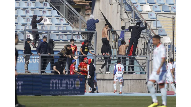 Hinchas de Audax Italiano se enfrascaron en una grave gresca.