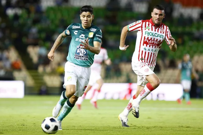 Fabricio Formiliano enfrentando a Víctor Dávila en la Liga MX | FOTO: Leopoldo Smith/Getty Images