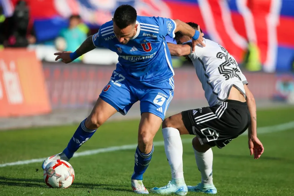 Matías Zaldivia luchando el balón con Mauricio Isla | FOTO: Jonnathan Oyarzun/Photosport