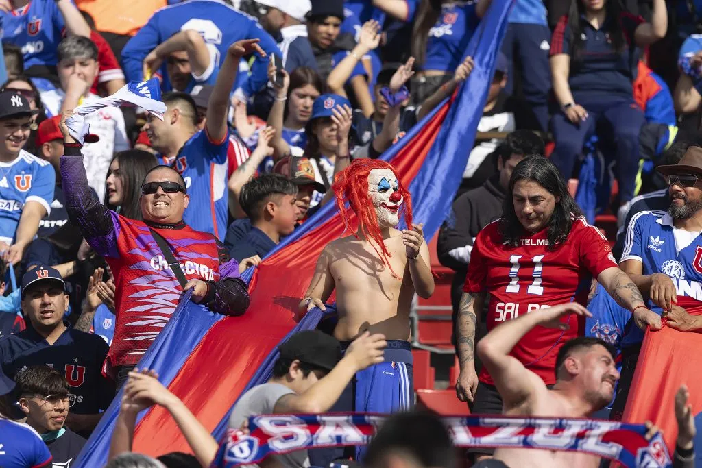 Hinchas de la U llegaron en masa hasta el recinto de Ñuñoa | FOTO: Pepe Alvujar/Photosport