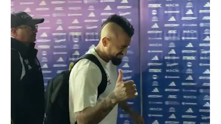 Arturo Vidal fue recibido entre pifias en la llegada de Colo Colo