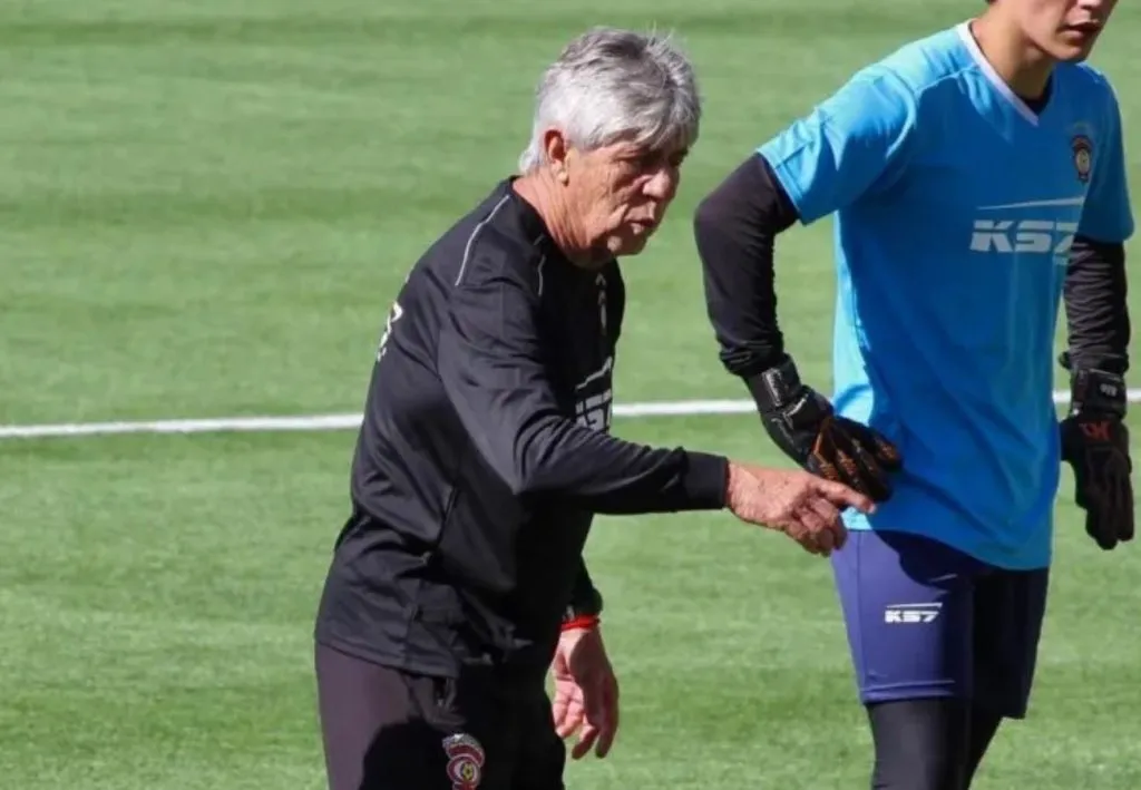 Eduardo Furniel feliz con el récord de Gabriel Castellón.