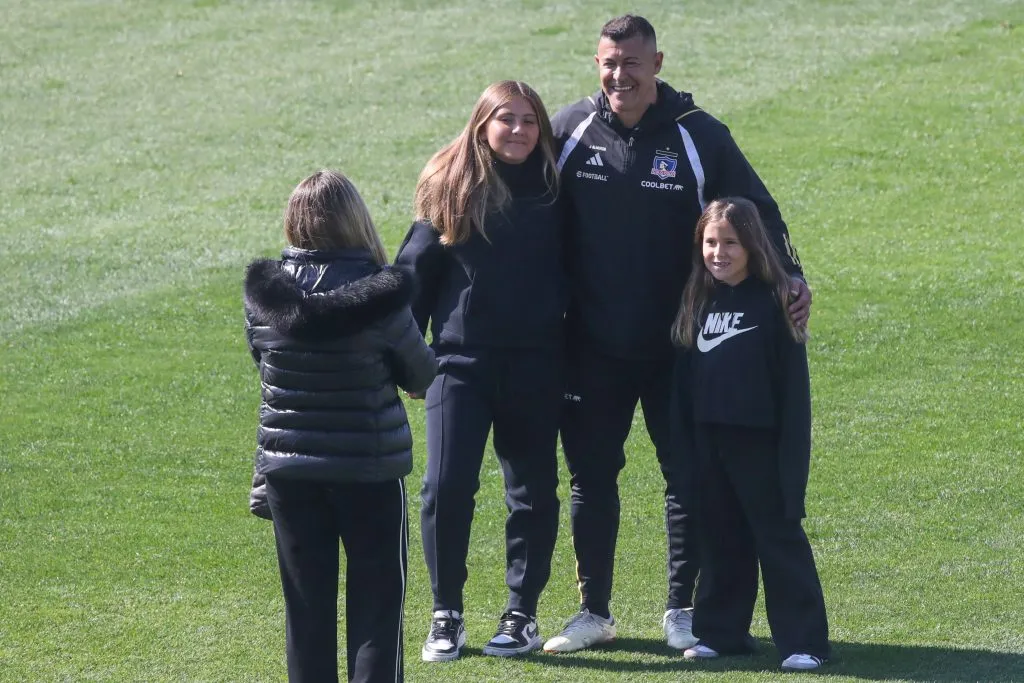 Jorge Almirón en el arengazo de Colo Colo previo al Superclásico. (Foto: Jonnathan Oyarzún/Photosport)