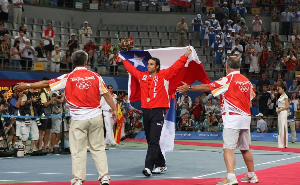 Fernando González celebrando su medalla de plata obtenida en tenis, en los Juegos Olímpicos de Beijing 2008. (Imago)