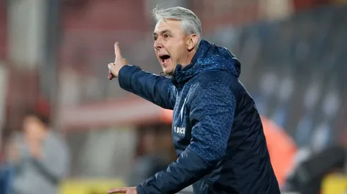 El entrenador de la Universidad Católica hizo una fuerte acusación al fútbol chileno